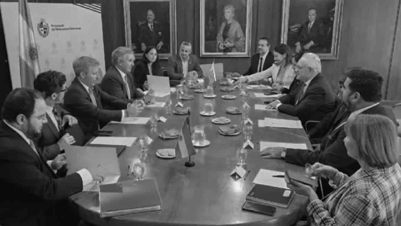 El gobernador volvió a plantear relocalización de planta y destacó diálogo con el gobierno uruguayo